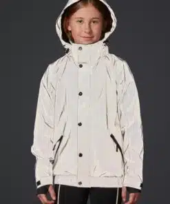 Mountain Horse Junior Flash Jacket - Reflective, wind and water-resistant riding jacket with cozy fleece lining. Mountain Horse laste helkurjope Junior Flash - Helkur, tuule- ja veekindel ratsajope mõnusa fliisvoodriga. Chaqueta Mountain Horse Junior Flash - Chaqueta reflectante para montar, resistente al viento y al agua con un forro polar acogedor.