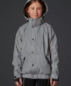 Mountain Horse Junior Flash Jacket - Reflective, wind and water-resistant riding jacket with cozy fleece lining. Mountain Horse laste helkurjope Junior Flash - Helkur, tuule- ja veekindel ratsajope mõnusa fliisvoodriga. Chaqueta Mountain Horse Junior Flash - Chaqueta reflectante para montar, resistente al viento y al agua con un forro polar acogedor.