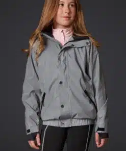 Mountain Horse Junior Flash Jacket - Reflective, wind and water-resistant riding jacket with cozy fleece lining. Mountain Horse laste helkurjope Junior Flash - Helkur, tuule- ja veekindel ratsajope mõnusa fliisvoodriga. Chaqueta Mountain Horse Junior Flash - Chaqueta reflectante para montar, resistente al viento y al agua con un forro polar acogedor.