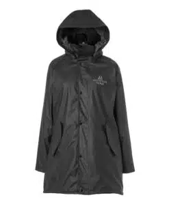 Mountain Horse Junior Spirit Rain Coat - Fully waterproof rain coat with welded seams, cozy pile lining, large front pockets, riding slit, and reflective details. Mountain Horse Junior Spirit vihmamantel - Täiesti veekindel vihmamantel keevitatud õmblustega, pehme fliisvoodriga, suured esikülje taskud, lõhik ratsutamiseks tagaküljel ja helkivad detailid. Chaqueta de lluvia Mountain Horse Junior Spirit - Chaqueta completamente impermeable con costuras selladas, forro de felpa suave, grandes bolsillos frontales, abertura para montar en la parte trasera y detalles reflectantes. Black, must.