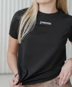 Pomme Women's T-shirt Tee - Sporty and flexible shirt with mesh sleeves, lightweight fabric, and ventilated design. Pomme naiste T-särk - Sportlik ja mugav särk võrgust-varrukatega, kergest kangast ja ventilatsioonilise disainiga. Camiseta para mujer Pomme - Camiseta deportiva y flexible con mangas de malla, fabricada en tejido ligero y con diseño ventilado.