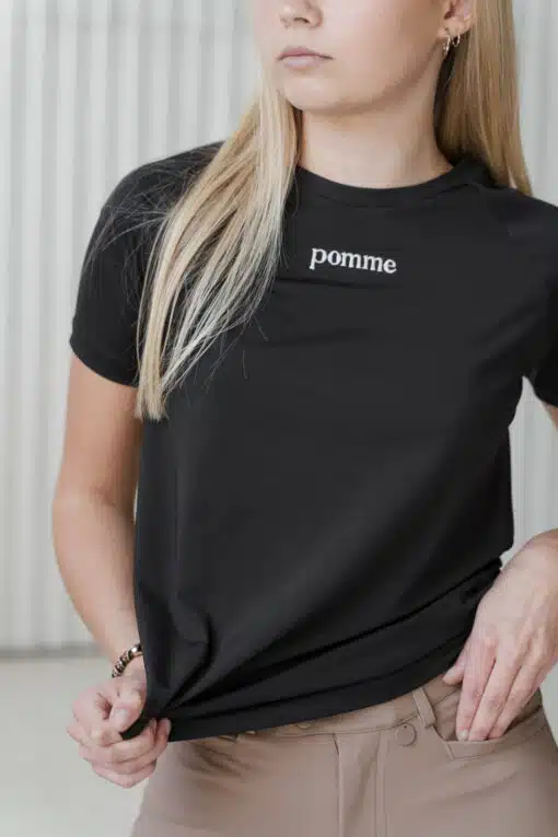 Pomme Women's T-shirt Tee - Sporty and flexible shirt with mesh sleeves, lightweight fabric, and ventilated design. Pomme naiste T-särk - Sportlik ja mugav särk võrgust-varrukatega, kergest kangast ja ventilatsioonilise disainiga. Camiseta para mujer Pomme - Camiseta deportiva y flexible con mangas de malla, fabricada en tejido ligero y con diseño ventilado.