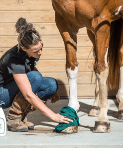 Cowboy Magic® Greenspot Remover – eemaldab sõnniku- ja uriiniplekid hobuse karvastikust.