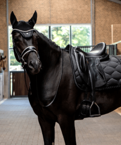 PS of Sweden Ruffle kõrvad – elastsed, käsitsi heegeldatud ja antibakteriaalse viimistlusega hobuse kõrvakaitsmed.