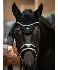 PS of Sweden Ruffle kõrvad – elastsed, käsitsi heegeldatud ja antibakteriaalse viimistlusega hobuse kõrvakaitsmed.