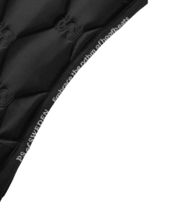 PS of Sweden koolisõiduvaltrap Ruffle – anatoomiline disain, volditud äär ja PS tsitaat.