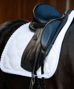 PS of Sweden koolisõiduvaltrap Ruffle – anatoomiline disain, volditud äär ja PS tsitaat.