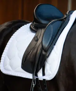 PS of Sweden koolisõiduvaltrap Ruffle – anatoomiline disain, volditud äär ja PS tsitaat.