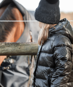 Mountain Horse Irma laste must talvemantel lapsel seljas