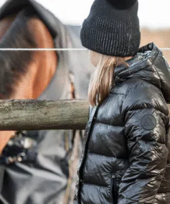 Mountain Horse Irma laste must talvemantel lapsel seljas