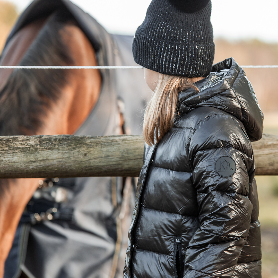 Mountain Horse Irma laste must talvemantel lapsel seljas