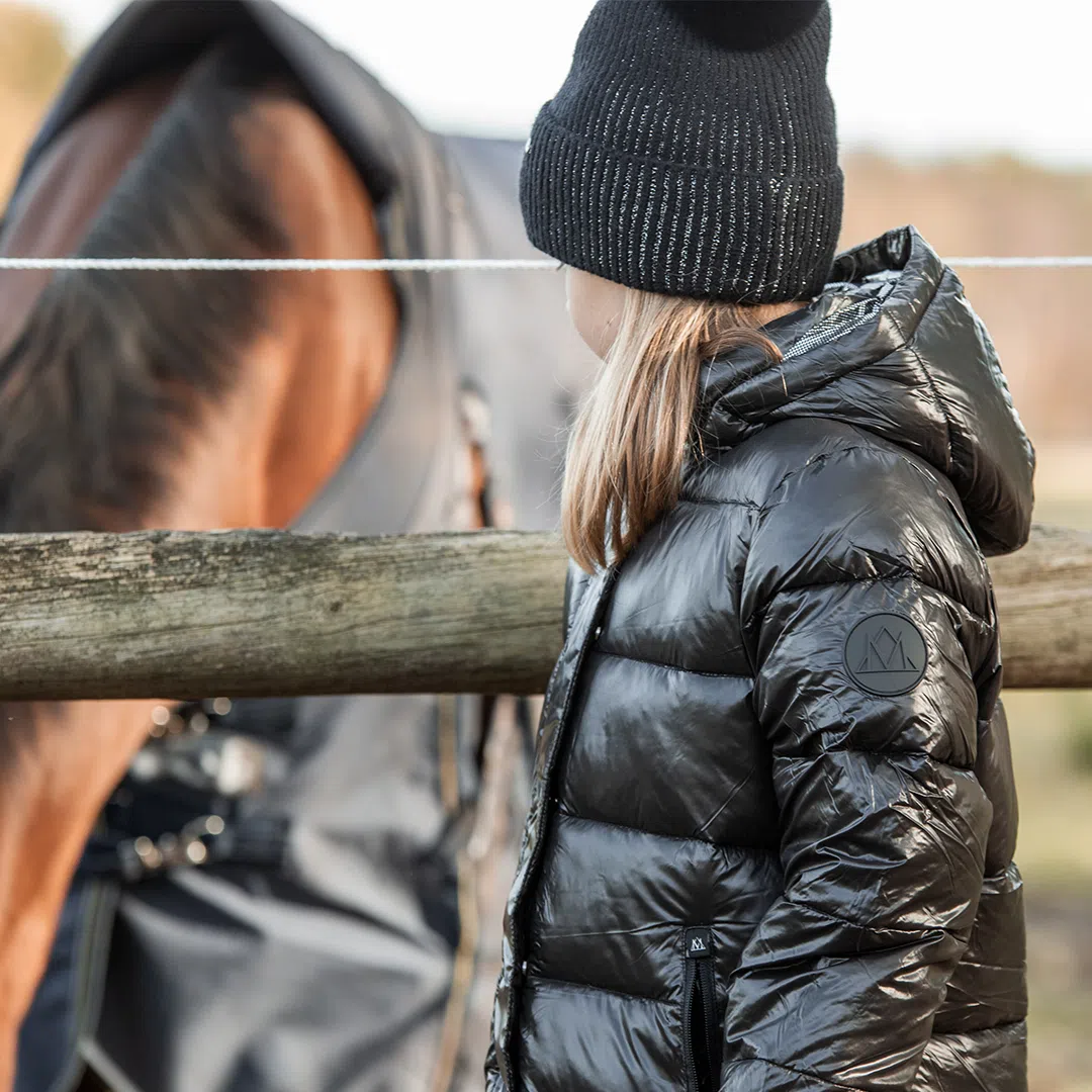 Mountain Horse Irma laste must talvemantel lapsel seljas